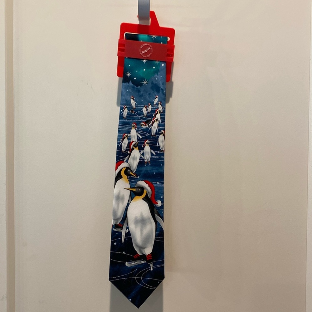 Bespoke Men’s Tie w/Ice Skating Penguins Wearing Santa Hats. NWT‎